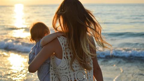 «Έχεις 1 καλοκαίρι με το μωρό, 3 με το νήπιο, 10 με το παιδί, 4 με τον έφηβο»